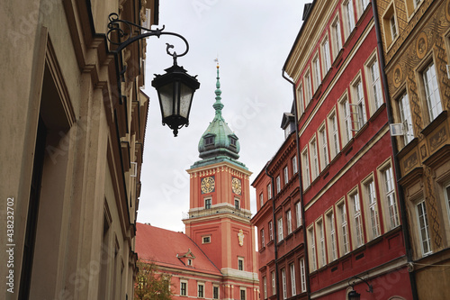 Obraz na płótnie View of Royal Castle from old street in Warsaw, Poland. Architecture details. w salonie