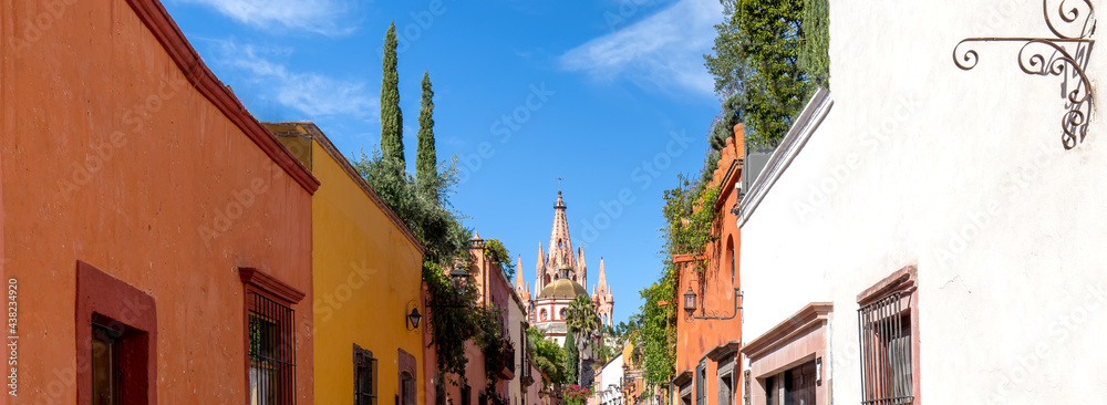 Mexico, Colorful buildings and streets of San Miguel de Allende in historic city center.