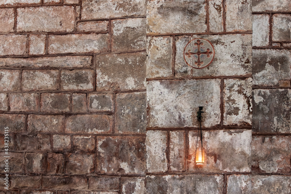 Croix gravée dans une église