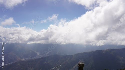 Timelapse con movimiento nubes en las montañas 