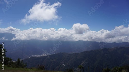 Time-lapse sierra nubes con movimiento 