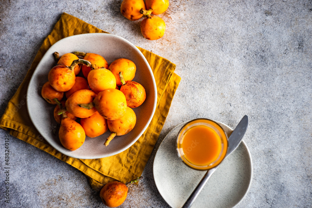 Overhead view of a bowl of loquat fruits and fruit juice Stock 写真