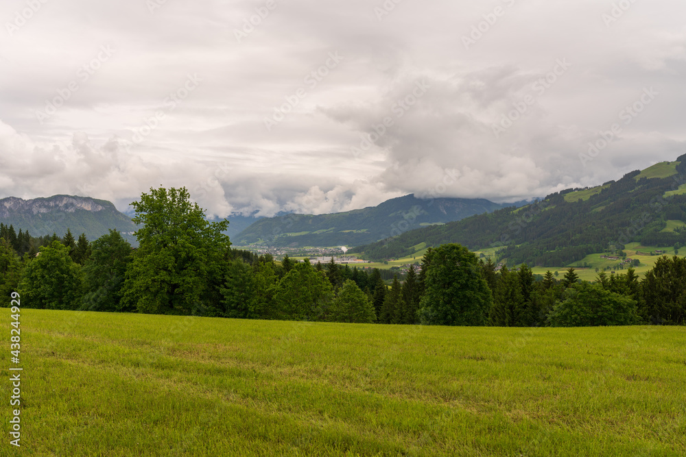 Fototapeta premium Sankt Johann in Tirol bei starker Bewölkung