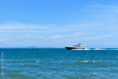 Yacht in the sea © Julieta