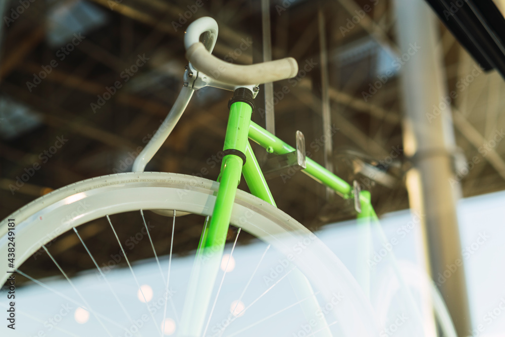Obraz premium Bicicleta tipo fixi expuesta tras un cristal colgada en un local
