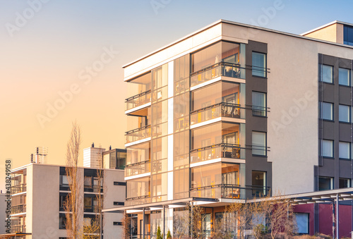 Φωτογραφία Modern luxury apartment building, block of flats with glass balconies in the sunset light