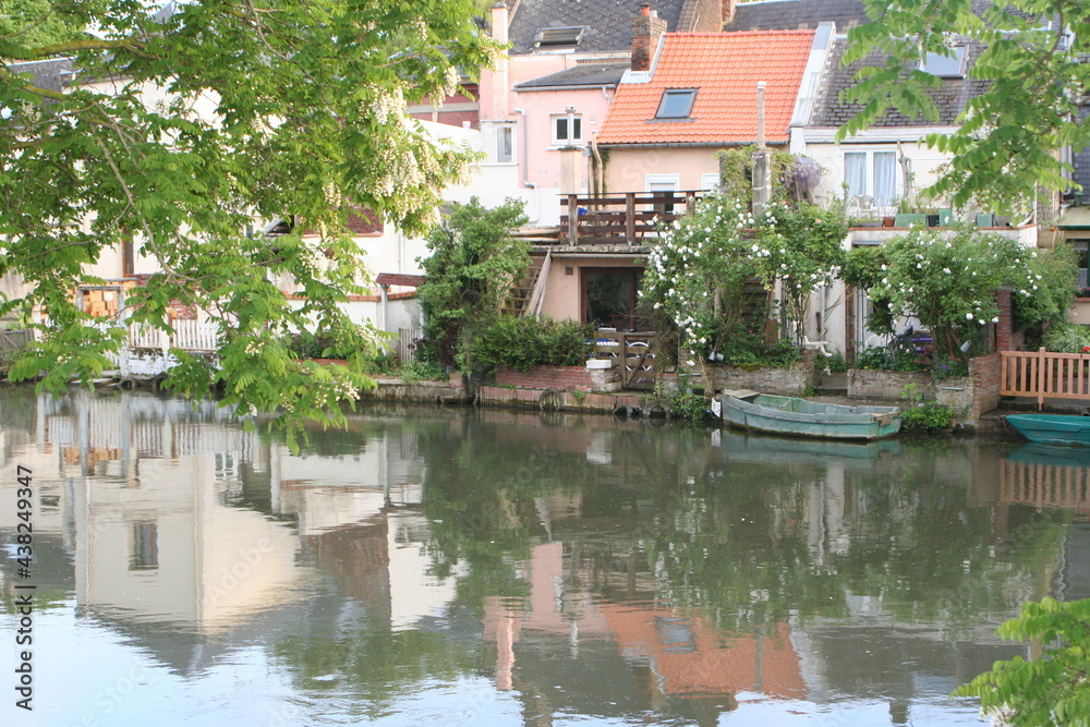 Rivière Somme Amiens reflet de maisons barque eau arbre