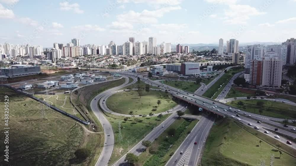 Tomada aérea de um trevo rodoviário 2