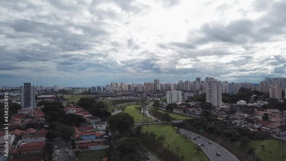 Tomada aérea de uma grande cidade, com  prédios