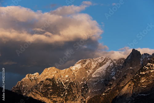 una bella situazione in un paesaggio di montagna delle dolomiti ricco di nuvole, le dolomiti in primavera, il tramonto sulle dolomiti