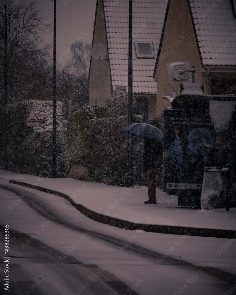 Fototapeta premium un monsieur qui attend sont bus