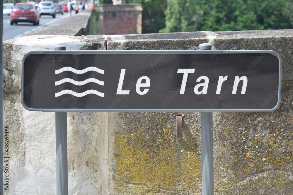 Obraz premium Panneaux de signalisation : rivière le Tarn à Albi.