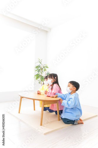マスクをつけた子どもたち