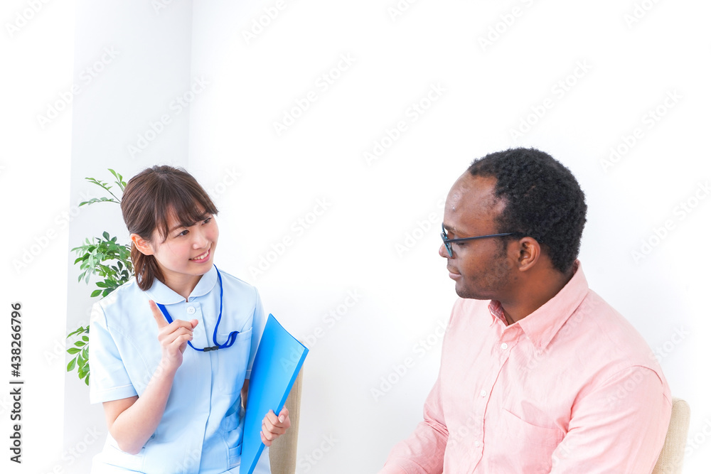 病院で診察を受ける黒人男性