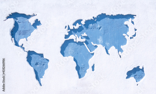 mapa do mundo em relevo numa parede de cimento.