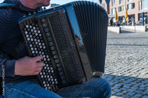 Das Akkordeon eines Strassenmusikanten