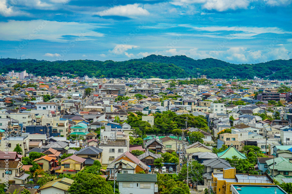Obraz premium 鎌倉の町並みと青空