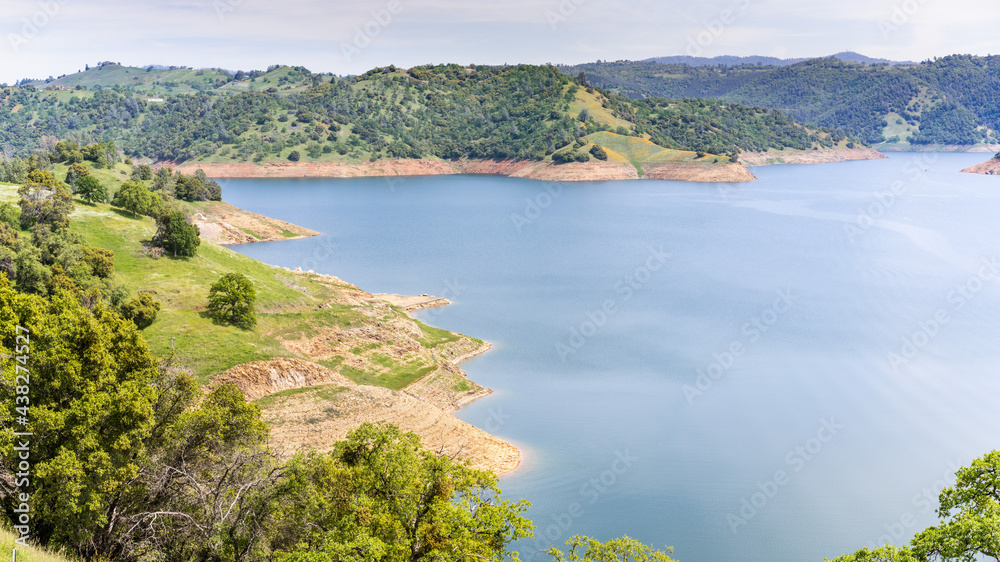 Aerial view of New Melones Lake, a reservoir on the foothills of Sierra Mountains; California - obrazy, fototapety, plakaty 