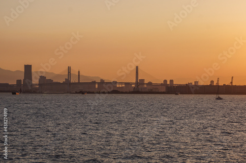 横浜ベイブリッジと夕景のイメージ © kanzilyou