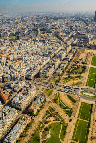 エッフェル塔から見えるパリの街並み © kanzilyou