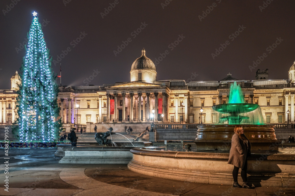 Fototapeta premium ナショナルギャラリー美術館の夜景（イギリス・ロンドン）