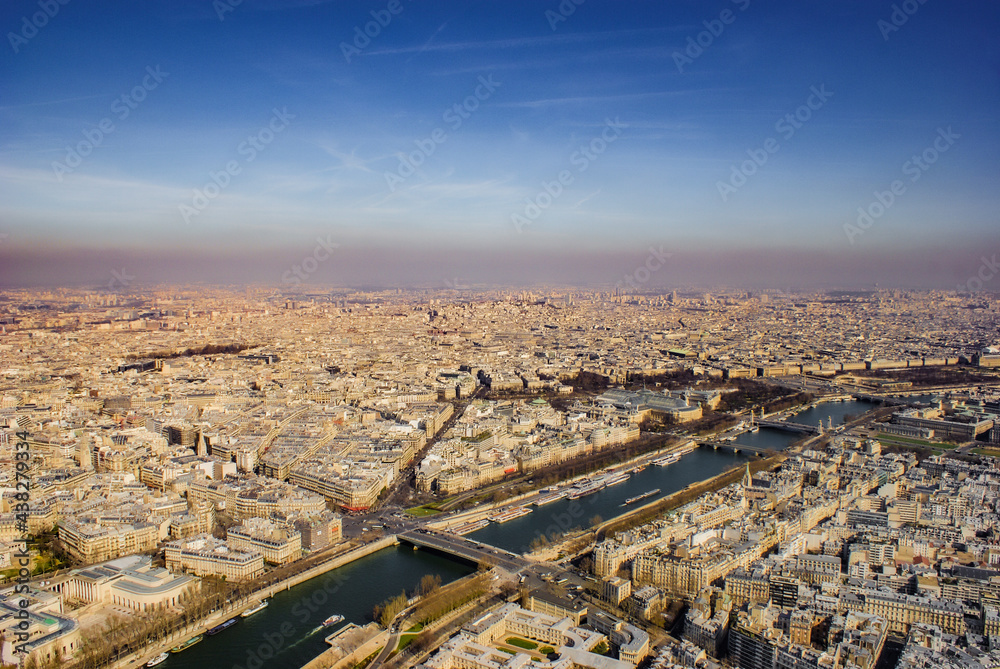 Obraz premium エッフェル塔から見えるパリの街並み