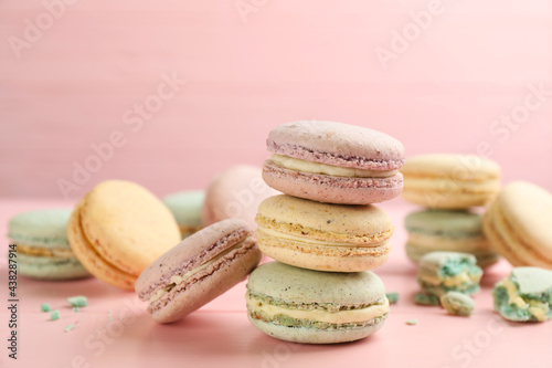 Fototapeta Naklejka Na Ścianę i Meble -  Delicious macarons on pink wooden table. Sweet dessert