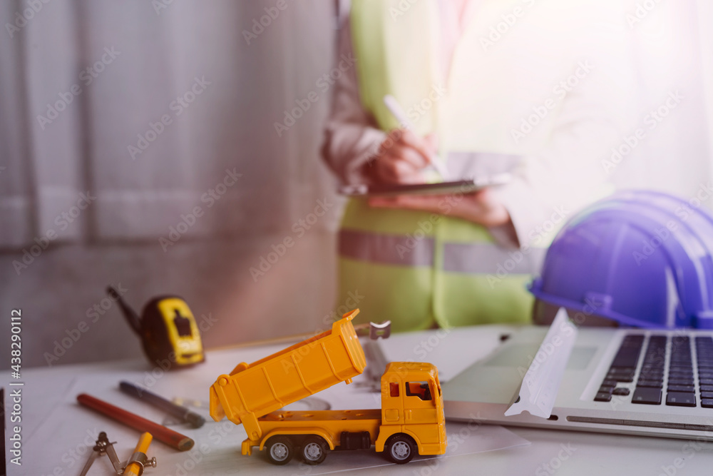 Obraz premium Engineers or architects is watching on model building and blueprint in working site.Construction and structure concept.