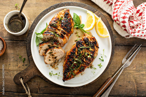 Schilderij op canvas Balsamic grilled chicken breast on a board