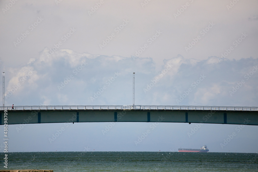 海上の橋と公開中の貨物船の風景