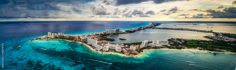 Panorámica de la Zona Hotelera de Cancun en un atardecer