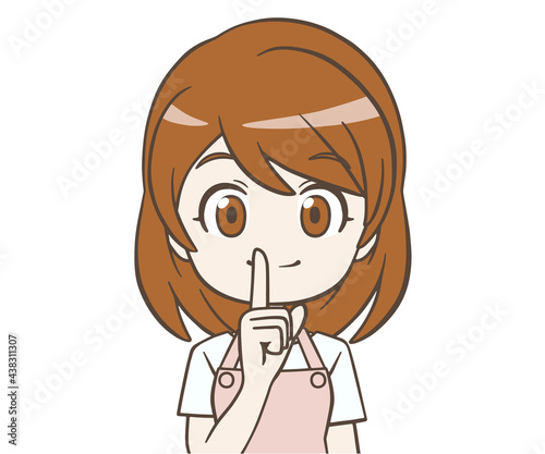 人差し指を口に当てるエプロン姿の女性