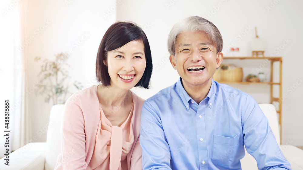 ビデオ通話で話すシニア夫婦 テレビ電話 ビデオ通話で話すシニア夫婦 テレビ電話
