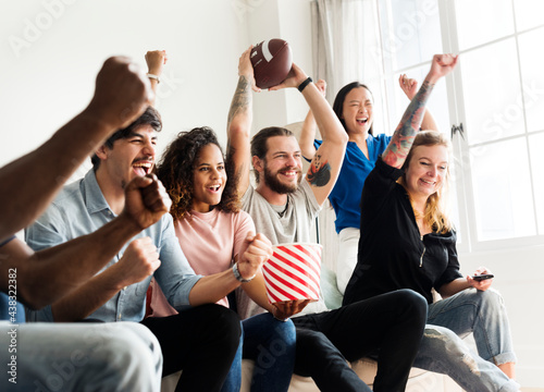 Φωτογραφία Friends cheering sport league together