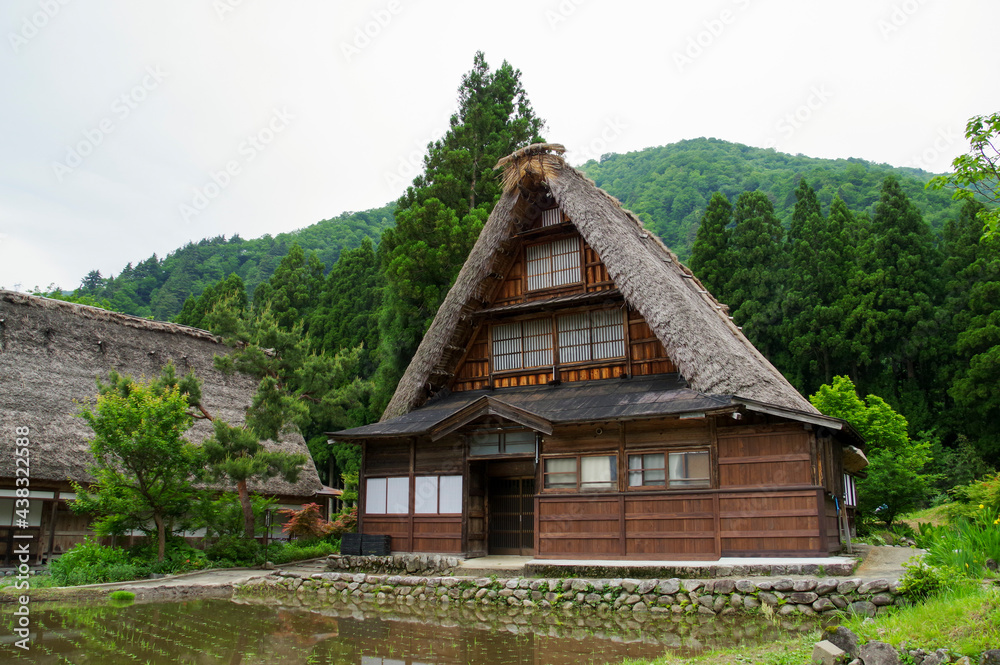 萱葺きの家屋が残る富山の山村