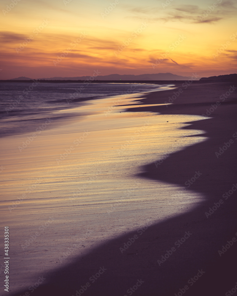 Fototapeta premium 夕暮れ 海 砂浜 バカンス