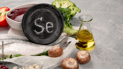 Fotografie Food high in selenium on light gray background