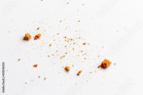 Konstfotografi sprinkled white bread crumbs on white plate close up selective focus