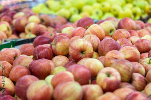 apples on market