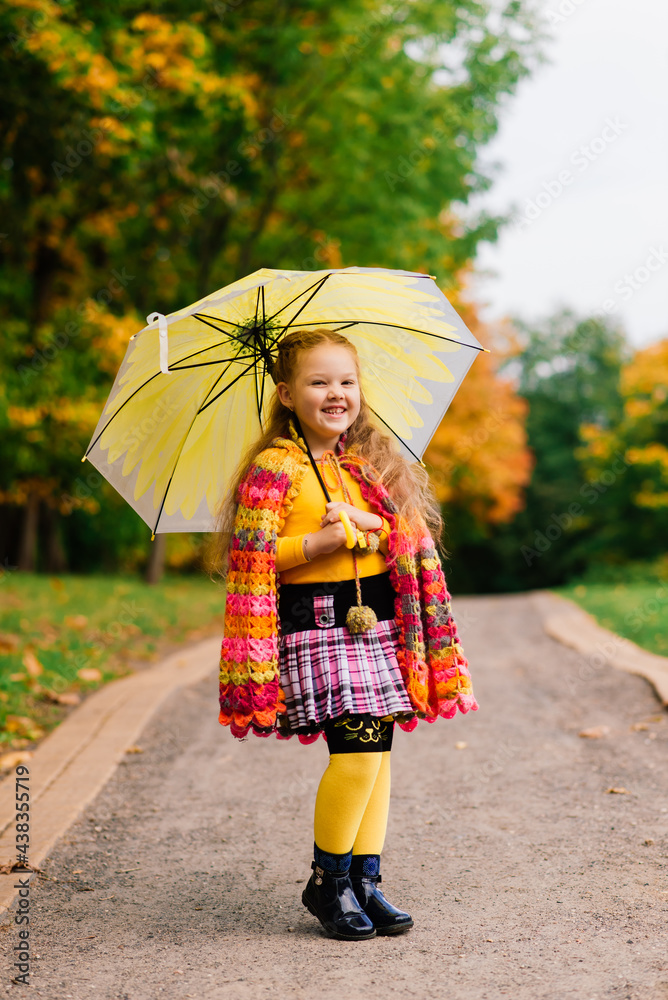 Obraz premium Adorable child girl at beautiful autumn park