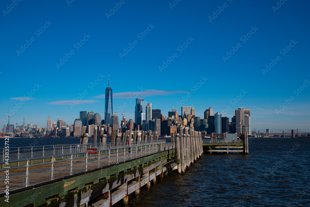 Naklejka premium Manhattan Skyline from Ellis Island