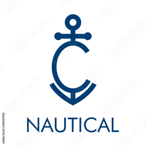 Logotipo con ancla de barco con forma de letra inicial C y texto Nautical en color azul