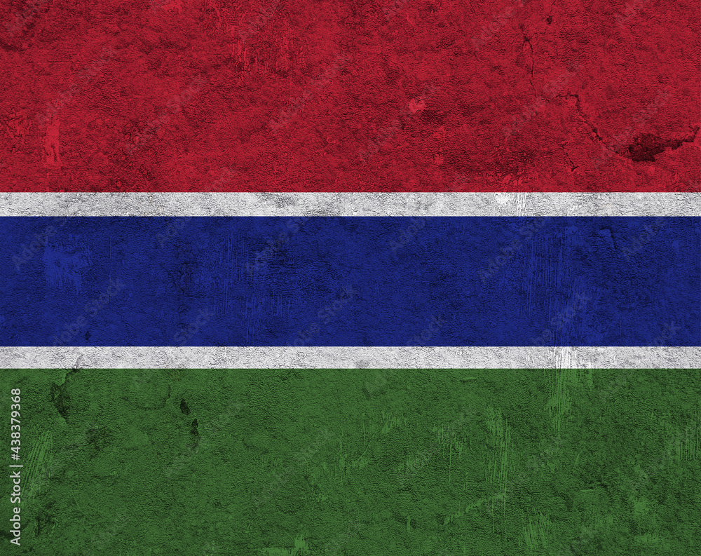 Fahne von Gambia auf verwittertem Beton