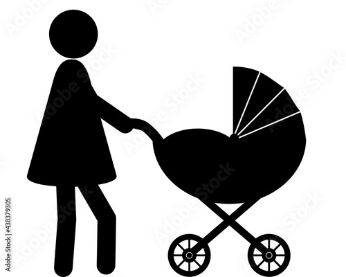 Frau schiebt Kinderwagen