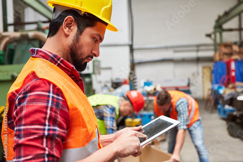Order picker with tablet computer checks delivery photo
