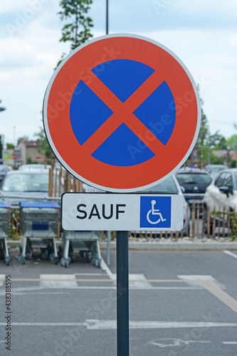 Panneau : arrêt et stationnement interdits sauf aux handicapés. photo