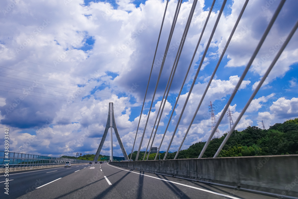 Fototapeta premium 豊田アローズブリッジ、晴れた日に新東名から伊勢湾岸道をドライブ