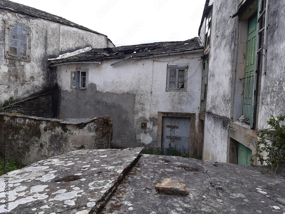 Viviendas abandonadas en estado ruinoso en Baamonde, Galicia Viviendas abandonadas en estado ruinoso en Baamonde, Galicia