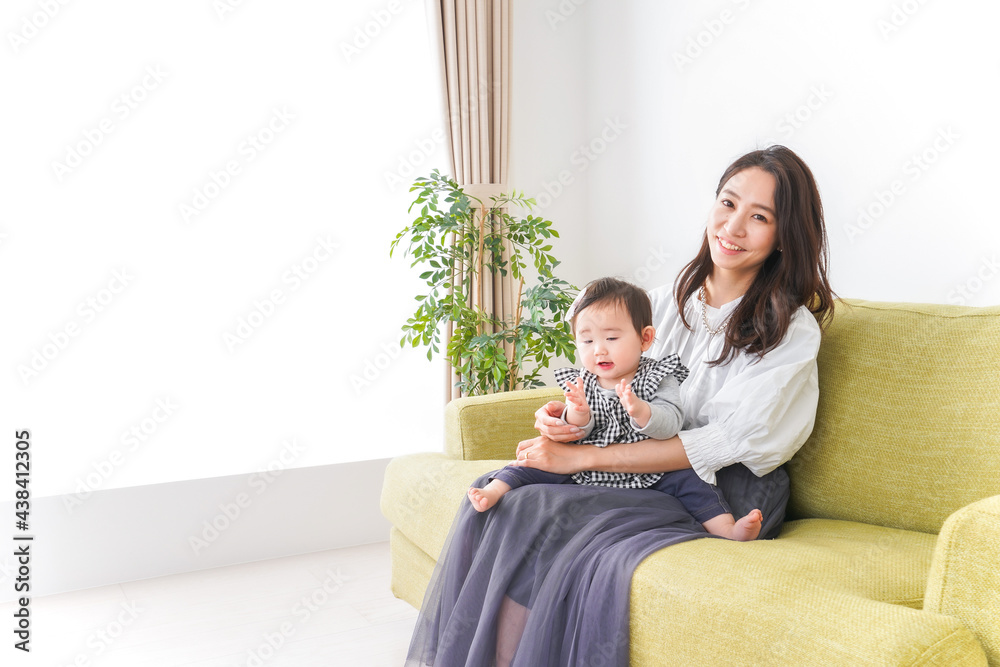 家でリラックスをするお母さんと赤ちゃん 家でリラックスをするお母さんと赤ちゃん