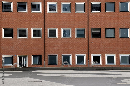 Rote Backsteinfassade auf der Messe in Basel